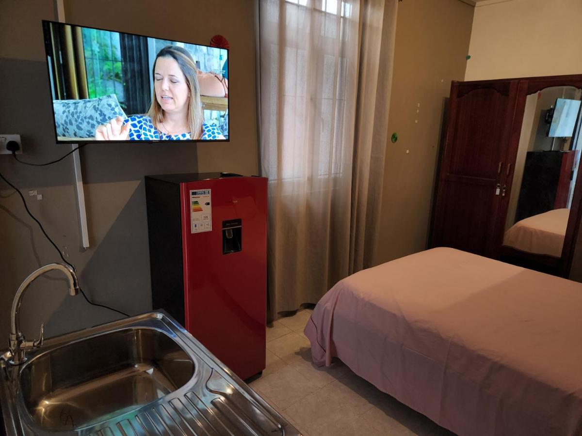 Backpackers Rental Room/Bathroom Only Ла-Ґулет Екстер'єр фото