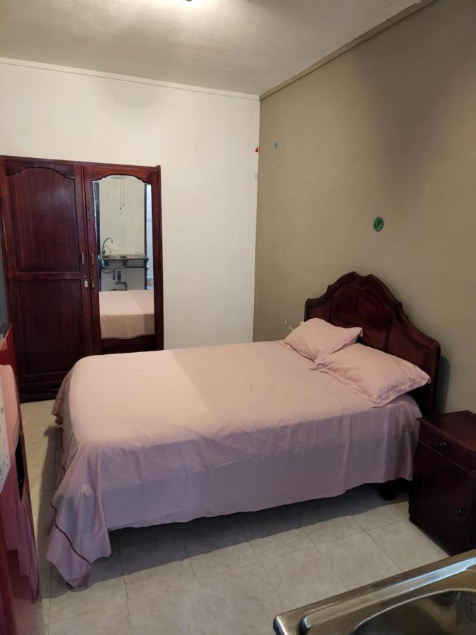 Backpackers Rental Room/Bathroom Only Ла-Ґулет Екстер'єр фото